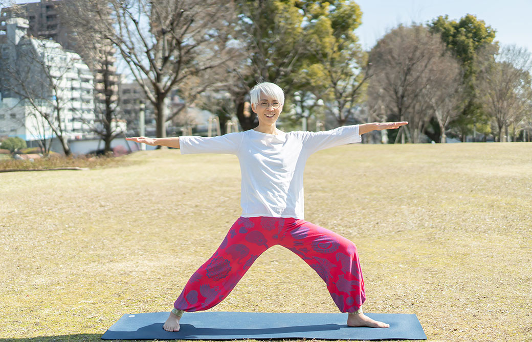 中井まゆみ先生が中ノ島公園で戦士のポーズ2番をやっている様子