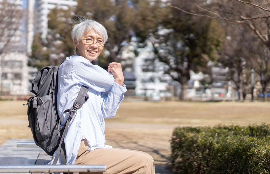 中井先生がベンチに座ってストレッチをしている