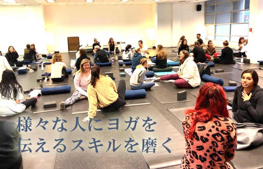 たくさんの海外の生徒さんがそれぞれ向かい合って話をしている